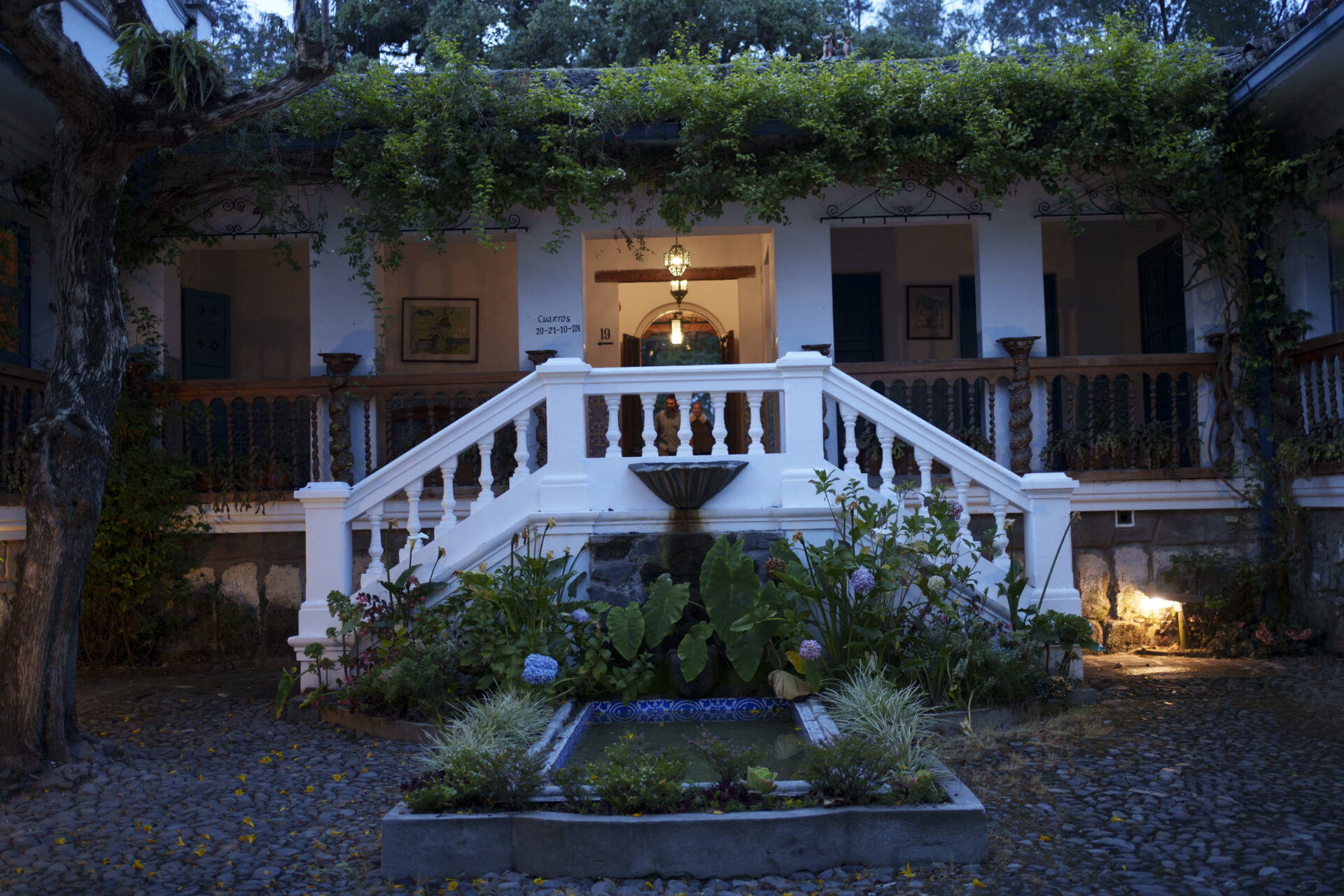 El patio de la Hacienda Cusín al anochecer