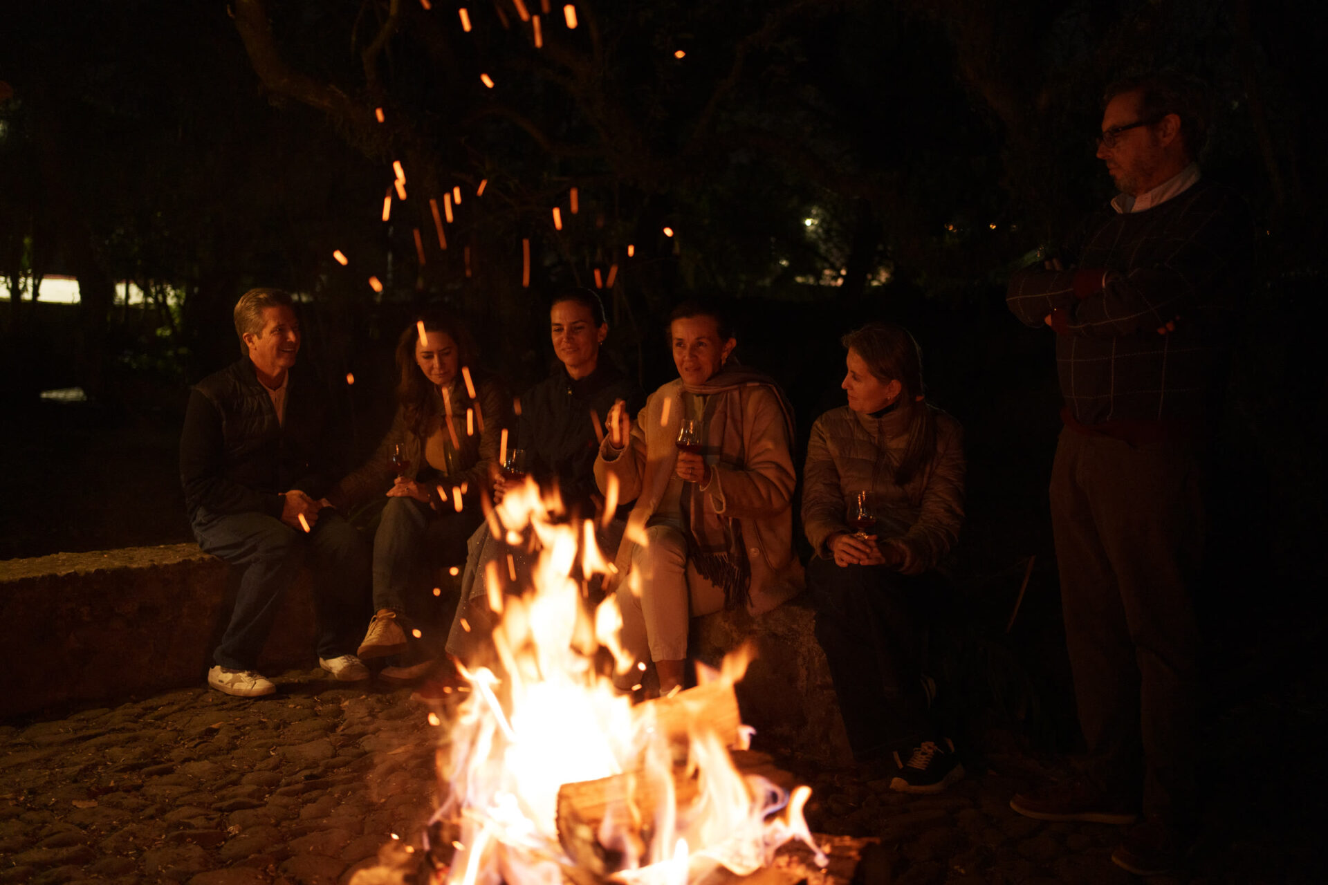 Conversación alrededor del fuego en la noche de Cusín