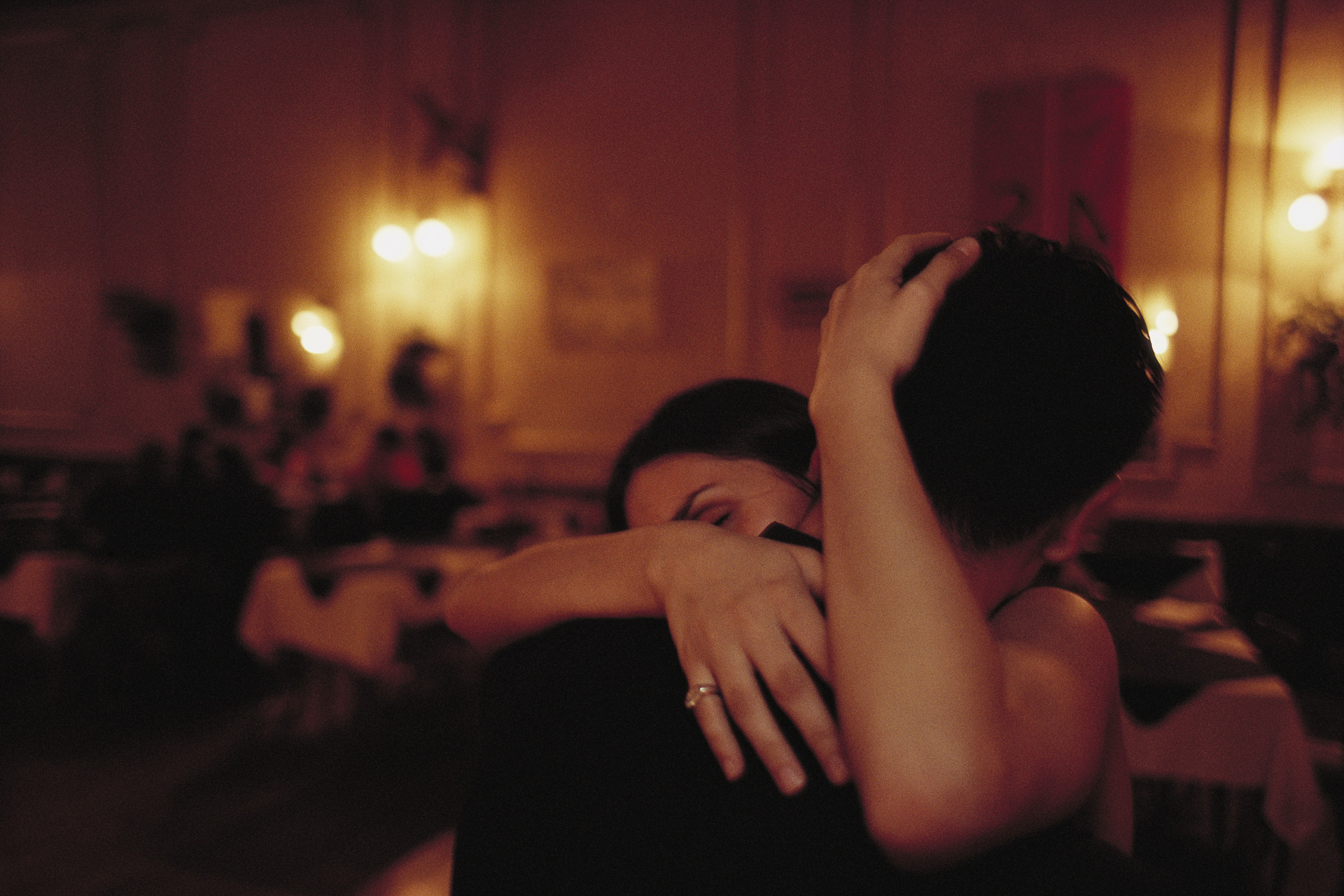 Una pareja abrazada bailando tango